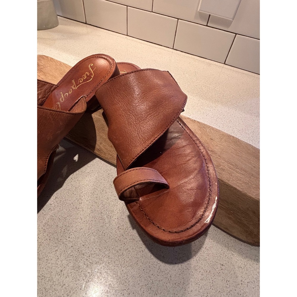 Free People Womens Leather Toe Loop Slide Sandals Brown Tan Flat ~ ~ ~ Size 40 - Picture 4 of 8